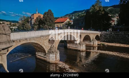 Sarejevo, Bosnie-Herzégovine - 1er septembre 2018 : Pont sur la rivière Miljacka, Sarajevo, Bosnie-Herzégovine, Europe Banque D'Images