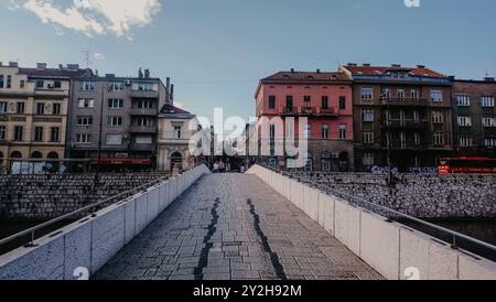 Sarejevo, Bosnie-Herzégovine - 1er septembre 2018 : Pont sur la rivière Miljacka, Sarajevo, Bosnie-Herzégovine, Europe Banque D'Images