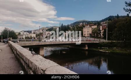 Sarejevo, Bosnie-Herzégovine - 1er septembre 2018 : Pont sur la rivière Miljacka, Sarajevo, Bosnie-Herzégovine, Europe Banque D'Images