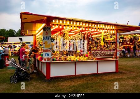 Accrochez un stand de jeu de canard à une foire itinérante Saffron Walden, Essex, Royaume-Uni Banque D'Images