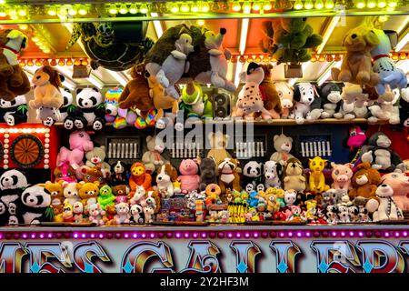 Prix de jouets en peluche sur un stand lors d'une foire itinérante à Saffron Walden, Essex, Royaume-Uni Banque D'Images