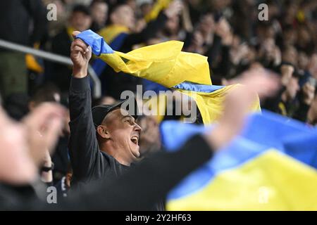 Prague, République tchèque. 10 septembre 2024. Les fans ukrainiens acclament pendant le match de 2e tour Tchéquie vs Ukraine du groupe B1 de la Ligue des Nations de football à Prague, République tchèque, le 10 septembre 2024. Crédit : Michal Kamaryt/CTK photo/Alamy Live News Banque D'Images