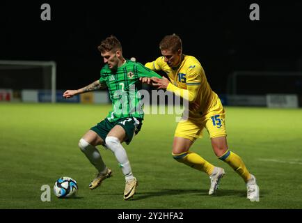 Charlie Allen, de l'Irlande du Nord, en action contre l'ukrainien Artem Smoliakov lors du match du groupe F qualificatif pour le Championnat UEFA Euro U21 au Ballymena Showgrounds, dans le comté d'Antrim. Date de la photo : mardi 10 septembre 2024. Banque D'Images