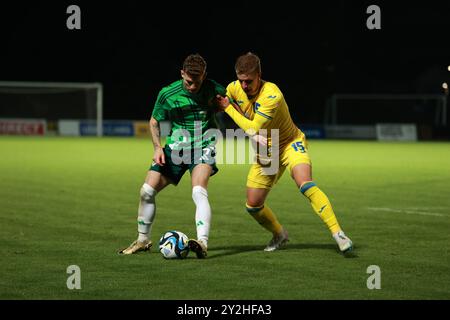 Charlie Allen, de l'Irlande du Nord, en action contre l'ukrainien Artem Smoliakov lors du match du groupe F qualificatif pour le Championnat UEFA Euro U21 au Ballymena Showgrounds, dans le comté d'Antrim. Date de la photo : mardi 10 septembre 2024. Banque D'Images