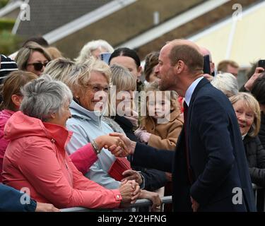 Llanelli, pays de Galles, Royaume-Uni 10 septembre 2024 SAR le Prince William, Prince de Galles salue ses sympathisants à l'extérieur de l'école primaire Swiss Valley, où il a rencontré des élèves qui ont participé à l'Urdd Eisteddfod 2024, un festival d'une semaine célébrant la langue et la culture galloises. Son voyage à Llanelli, dans le sud du pays de Galles, comprend également une visite à l'ambulance aérienne du pays de Galles dont il est le patron, et à Parc y Scarlets, le domicile de l'équipe de rugby à XV des Scarlets. Banque D'Images