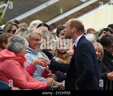 Llanelli, pays de Galles, Royaume-Uni 10 septembre 2024 SAR le Prince William, Prince de Galles salue ses sympathisants à l'extérieur de l'école primaire Swiss Valley, où il a rencontré des élèves qui ont participé à l'Urdd Eisteddfod 2024, un festival d'une semaine célébrant la langue et la culture galloises. Son voyage à Llanelli, dans le sud du pays de Galles, comprend également une visite à l'ambulance aérienne du pays de Galles dont il est le patron, et à Parc y Scarlets, le domicile de l'équipe de rugby à XV des Scarlets. Banque D'Images