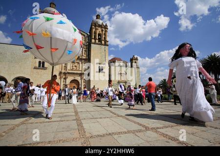 Oaxaca, Mexique - 1er mars. 2014 : mariage traditionnel mexicain et défilé kwon comme Calenda dans l'église de Santo Domingo de Guzman Banque D'Images