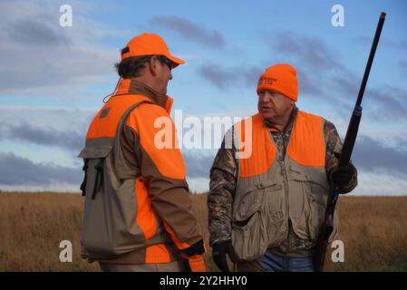 Owatonna (États-Unis d'Amérique). 14 octobre 2023. Le gouverneur du Minnesota Tim Walz, d-MN, à droite, fusil de chasse en main, participe à l'ouverture de la saison de chasse des faisans, le 14 octobre 2023 à Owatonna, Minnesota. Crédit : MNGOV/Minnesota Governors Office/Alamy Live News Banque D'Images