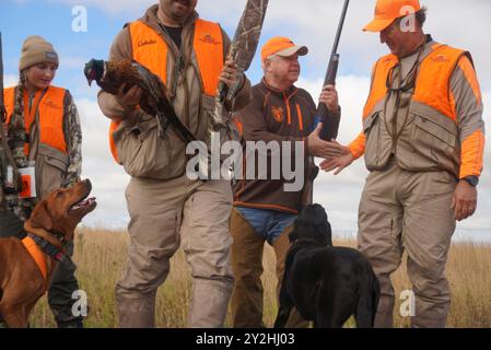 Owatonna (États-Unis d'Amérique). 14 octobre 2023. Le gouverneur du Minnesota Tim Walz, d-MN, 2e à droite, remercie les chasseurs lors de l'ouverture de la saison de chasse des faisans, le 14 octobre 2023 à Owatonna, Minnesota. Crédit : MNGOV/Minnesota Governors Office/Alamy Live News Banque D'Images