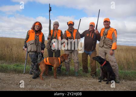 Owatonna (États-Unis d'Amérique). 14 octobre 2023. Le gouverneur du Minnesota Tim Walz, d-MN, 2e à droite, pose avec d'autres chasseurs lors de l'ouverture de la saison de chasse des faisans, le 14 octobre 2023 à Owatonna, Minnesota. Crédit : MNGOV/Minnesota Governors Office/Alamy Live News Banque D'Images