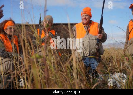 Owatonna (États-Unis d'Amérique). 14 octobre 2023. Le gouverneur du Minnesota Tim Walz, d-MN, à droite, fusil de chasse en main, participe à l'ouverture de la saison de chasse des faisans, le 14 octobre 2023 à Owatonna, Minnesota. Crédit : MNGOV/Minnesota Governors Office/Alamy Live News Banque D'Images