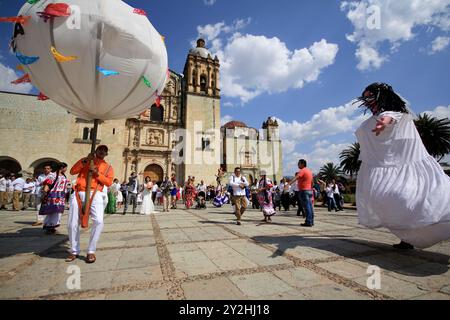 Oaxaca, Mexique - 1er mars. 2014 : mariage traditionnel mexicain et défilé kwon comme Calenda dans l'église Santo Domingo de Guzman Banque D'Images