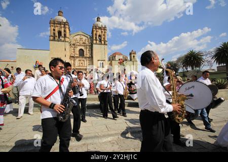 Oaxaca, Mexique - 1er mars. 2014 : mariage traditionnel mexicain et défilé kwon comme Calenda dans l'église Santo Domingo de Guzman Banque D'Images