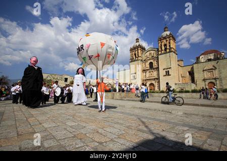 Oaxaca, Mexique - 1er mars. 2014 : mariage traditionnel mexicain et défilé kwon comme Calenda dans l'église Santo Domingo de Guzman Banque D'Images