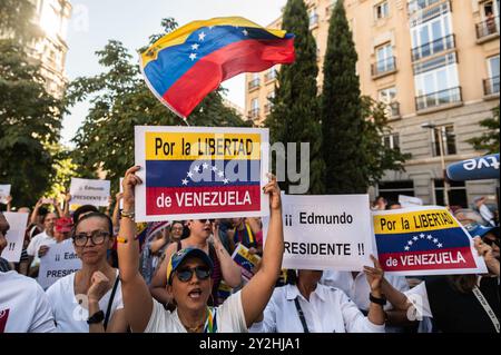 Les gens crient des slogans tout en portant des pancartes indiquant "pour la liberté du Venezuela" lors d'un rassemblement devant le Parlement espagnol. Les Vénézuéliens vivant à Madrid se sont rassemblés pour protester contre Nicolas Maduro et apporter leur soutien au leader de l'opposition Maria Corina Machado et au candidat de l'opposition à la présidentielle Edmundo Gonzalez, coïncidant avec un débat au Parlement, initiative du Parti populaire (PP) pour reconnaître Edmundo Gonzalez comme vainqueur des élections passées et donc le nouveau président du Venezuela. Edmundo Gonzalez s'est enfui en Espagne le 8 septembre pour trouver asile, Banque D'Images