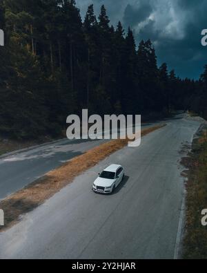 Bulgarie - 10 02 2024 : vue en grand angle d'une Audi S4 combi garée sur la rade latérale. Tiré d'un drone. Banque D'Images