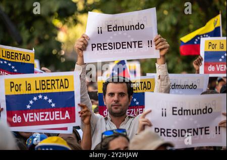 Des personnes portant des pancartes indiquant "pour la liberté du Venezuela" et "Edmundo President" lors d'un rassemblement devant le Parlement espagnol. Les Vénézuéliens vivant à Madrid se sont rassemblés pour protester contre Nicolas Maduro et apporter leur soutien au leader de l'opposition Maria Corina Machado et au candidat de l'opposition à la présidentielle Edmundo Gonzalez, coïncidant avec un débat au Parlement, initiative du Parti populaire (PP) pour reconnaître Edmundo Gonzalez comme vainqueur des élections passées et donc le nouveau président du Venezuela. Edmundo Gonzalez s'est enfui en Espagne le 8 septembre pour trouver asile, Banque D'Images