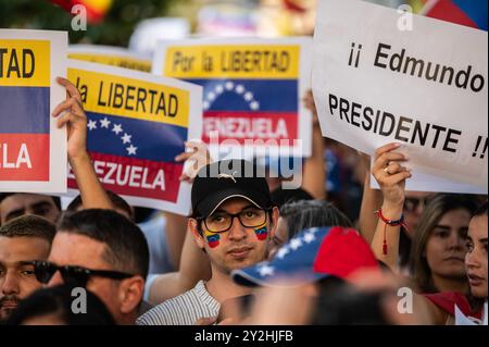 Des personnes portant des pancartes indiquant "pour la liberté du Venezuela" et "Edmundo President" lors d'un rassemblement devant le Parlement espagnol. Les Vénézuéliens vivant à Madrid se sont rassemblés pour protester contre Nicolas Maduro et apporter leur soutien au leader de l'opposition Maria Corina Machado et au candidat de l'opposition à la présidentielle Edmundo Gonzalez, coïncidant avec un débat au Parlement, initiative du Parti populaire (PP) pour reconnaître Edmundo Gonzalez comme vainqueur des élections passées et donc le nouveau président du Venezuela. Edmundo Gonzalez s'est enfui en Espagne le 8 septembre pour trouver asile, Banque D'Images