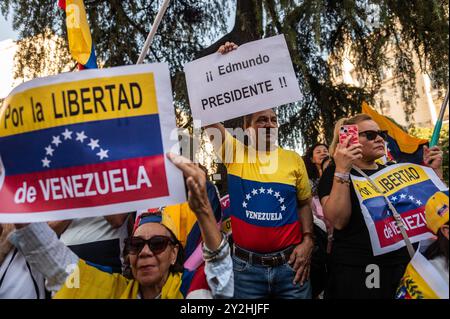 Des personnes portant des pancartes indiquant "pour la liberté du Venezuela" et "Edmundo President" lors d'un rassemblement devant le Parlement espagnol. Les Vénézuéliens vivant à Madrid se sont rassemblés pour protester contre Nicolas Maduro et apporter leur soutien au leader de l'opposition Maria Corina Machado et au candidat de l'opposition à la présidentielle Edmundo Gonzalez, coïncidant avec un débat au Parlement, initiative du Parti populaire (PP) pour reconnaître Edmundo Gonzalez comme vainqueur des élections passées et donc le nouveau président du Venezuela. Edmundo Gonzalez s'est enfui en Espagne le 8 septembre pour trouver asile, Banque D'Images