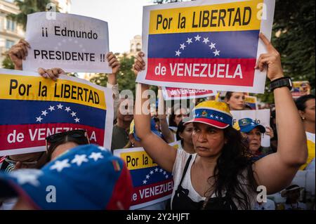 Des personnes portant des pancartes indiquant "pour la liberté du Venezuela" et "Edmundo President" lors d'un rassemblement devant le Parlement espagnol. Les Vénézuéliens vivant à Madrid se sont rassemblés pour protester contre Nicolas Maduro et apporter leur soutien au leader de l'opposition Maria Corina Machado et au candidat de l'opposition à la présidentielle Edmundo Gonzalez, coïncidant avec un débat au Parlement, initiative du Parti populaire (PP) pour reconnaître Edmundo Gonzalez comme vainqueur des élections passées et donc le nouveau président du Venezuela. Edmundo Gonzalez s'est enfui en Espagne le 8 septembre pour trouver asile, Banque D'Images