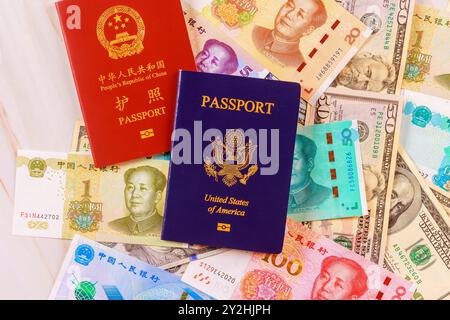 Passeports Chine, États-Unis avec un billet de monnaie chinois en yuan billet de banque en dollars américains de différentes coupures signifie la confrontation entre deux économies Banque D'Images