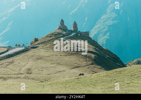 Gergeti Trinity Church est un nom populaire pour Holy Trinity Church près du village de Stepantsminda en Géorgie. L'église est située sur le ban de droite Banque D'Images