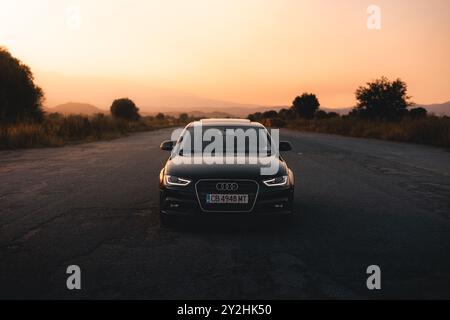 Bulgarie - 10 02 2024 : Black Audi S4 garé au milieu d'un aéroport abandonné avec de beaux paysages en arrière-plan. Banque D'Images