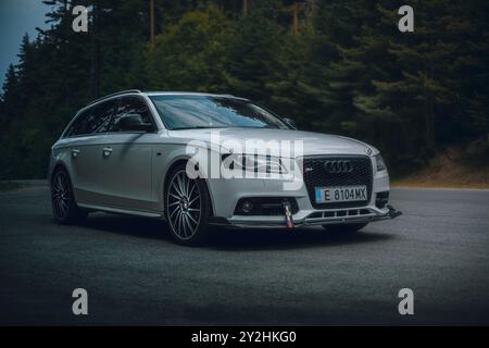 Bulgarie - 10 02 2024 : belle Audi S4 blanc combi garé sur le bord de la route. Banque D'Images