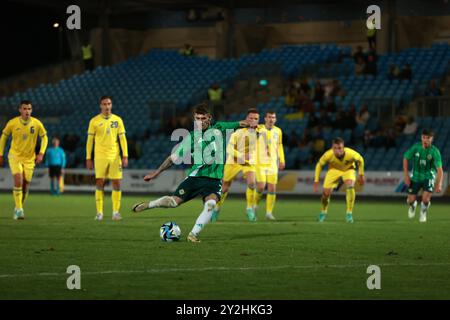 Charlie Allen, l'Irlandais du Nord, marque le premier but de son équipe lors du match qualificatif du groupe F pour le Championnat UEFA Euro U21 au Ballymena Showgrounds, dans le comté d'Antrim. Date de la photo : mardi 10 septembre 2024. Banque D'Images