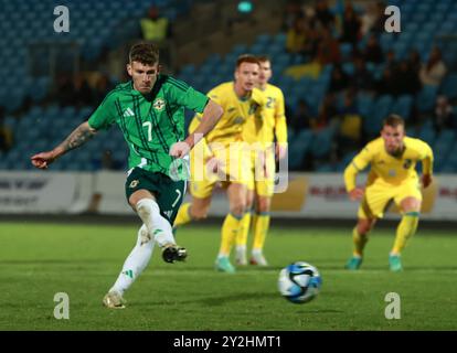 Charlie Allen, l'Irlandais du Nord, marque le premier but de son équipe lors du match qualificatif du groupe F pour le Championnat UEFA Euro U21 au Ballymena Showgrounds, dans le comté d'Antrim. Date de la photo : mardi 10 septembre 2024. Banque D'Images