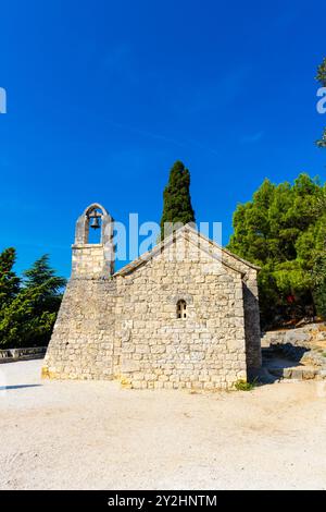 Église de Nicolas, chapelle rustique médiévale du 13ème siècle sur la colline de Marjan, Split, Croatie Banque D'Images