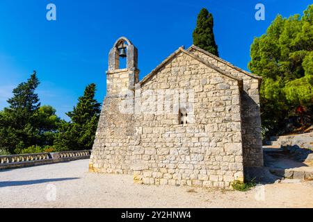 Église de Nicolas, chapelle rustique médiévale du 13ème siècle sur la colline de Marjan, Split, Croatie Banque D'Images