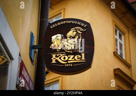 Juillet 2024, Prague, signe en bois d'un pub traditionnel tchèque avec une chèvre et le texte Velkopopovicky Kozel 1874 Banque D'Images