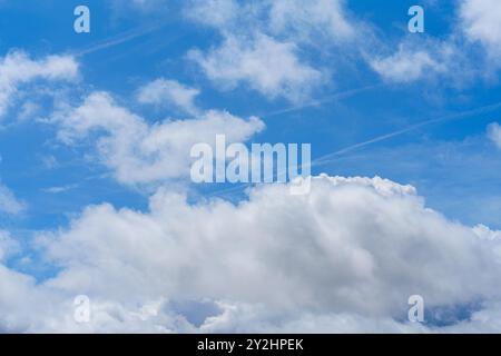 Superbe image haute résolution d'un ciel bleu avec des nuages blancs et moelleux et des brins de cirrus délicats Banque D'Images