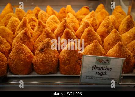 Arancini, également connu sous le nom d'arancine, sont des boulettes de riz italiennes farcies, enrobées de chapelure et frites, un aliment de base de la cuisine sicilienne Banque D'Images