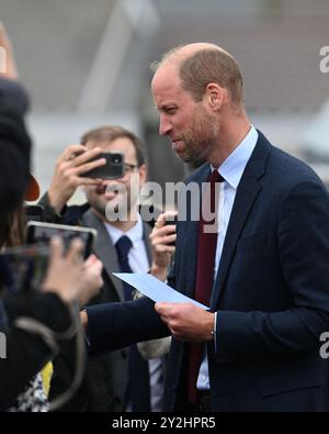 Llanelli, pays de Galles, Royaume-Uni 10 septembre 2024 SAR le Prince William, Prince de Galles salue ses sympathisants à l'extérieur de l'école primaire Swiss Valley, où il a rencontré des élèves qui ont participé à l'Urdd Eisteddfod 2024, un festival d'une semaine célébrant la langue et la culture galloises. Son voyage à Llanelli, dans le sud du pays de Galles, comprend également une visite à l'ambulance aérienne du pays de Galles dont il est le patron, et à Parc y Scarlets, le domicile de l'équipe de rugby à XV des Scarlets. Banque D'Images