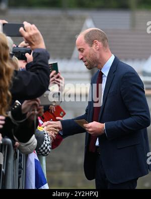 Llanelli, pays de Galles, Royaume-Uni 10 septembre 2024 SAR le Prince William, Prince de Galles salue ses sympathisants à l'extérieur de l'école primaire Swiss Valley, où il a rencontré des élèves qui ont participé à l'Urdd Eisteddfod 2024, un festival d'une semaine célébrant la langue et la culture galloises. Son voyage à Llanelli, dans le sud du pays de Galles, comprend également une visite à l'ambulance aérienne du pays de Galles dont il est le patron, et à Parc y Scarlets, le domicile de l'équipe de rugby à XV des Scarlets. Banque D'Images