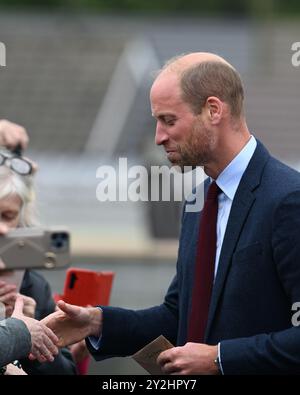 Llanelli, pays de Galles, Royaume-Uni 10 septembre 2024 SAR le Prince William, Prince de Galles salue ses sympathisants à l'extérieur de l'école primaire Swiss Valley, où il a rencontré des élèves qui ont participé à l'Urdd Eisteddfod 2024, un festival d'une semaine célébrant la langue et la culture galloises. Son voyage à Llanelli, dans le sud du pays de Galles, comprend également une visite à l'ambulance aérienne du pays de Galles dont il est le patron, et à Parc y Scarlets, le domicile de l'équipe de rugby à XV des Scarlets. Banque D'Images