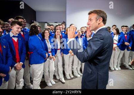 Lyon, France. 10 septembre 2024. Le président français Emmanuel Macron s’adresse à la délégation française alors qu’il assiste à la 47e compétition WorldSkills, où de jeunes concurrents du monde entier présentent leurs compétences professionnelles, à Lyon le 10 septembre 2024. Photo par Eliot Blondet/ABACAPRESS. COM Credit : Abaca Press/Alamy Live News Banque D'Images