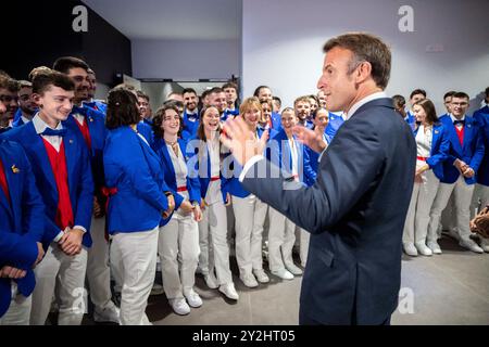 Lyon, France. 10 septembre 2024. Le président français Emmanuel Macron s’adresse à la délégation française alors qu’il assiste à la 47e compétition WorldSkills, où de jeunes concurrents du monde entier présentent leurs compétences professionnelles, à Lyon le 10 septembre 2024. Photo par Eliot Blondet/ABACAPRESS. COM Credit : Abaca Press/Alamy Live News Banque D'Images