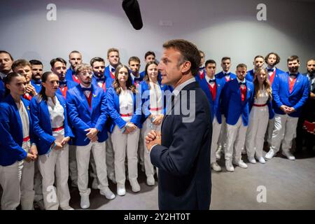 Lyon, France. 10 septembre 2024. Le président français Emmanuel Macron s’adresse à la délégation française alors qu’il assiste à la 47e compétition WorldSkills, où de jeunes concurrents du monde entier présentent leurs compétences professionnelles, à Lyon le 10 septembre 2024. Photo par Eliot Blondet/ABACAPRESS. COM Credit : Abaca Press/Alamy Live News Banque D'Images