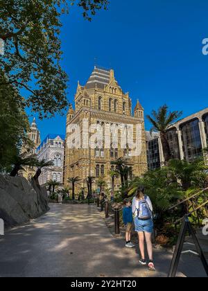 Londres, Grande-Bretagne, touristes en groupe, jardin extérieur, visiter les arbres urbains du Musée d'histoire naturelle [Royaume-Uni] Banque D'Images