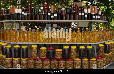 Olives, huile d'olive et confitures vendues par les producteurs locaux. Banque D'Images