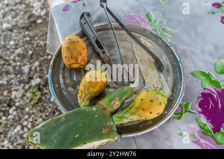 Fruit de la barbarie et les outils nécessaires pour éplucher le fruit. Banque D'Images