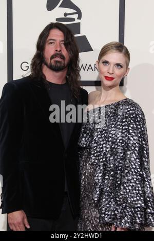 Los Angeles, CA. 15 février 2024. Dave Grohl et Joryn Blum lors de la 58e cérémonie des GRAMMY Awards au Staples Center le 15 février 2016 à Los Angeles, Californie. Crédit : Mpi27/Media Punch/Alamy Live News Banque D'Images