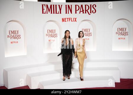 Ashley Park et Lily Collins assistent au tapis rouge de la quatrième saison de ''Emily in Paris'' au Space Cinema Moderno Roma à Rome, en Italie, le 10 septembre 2024. (Photo de Luca Carlino/NurPhoto) crédit : NurPhoto SRL/Alamy Live News Banque D'Images