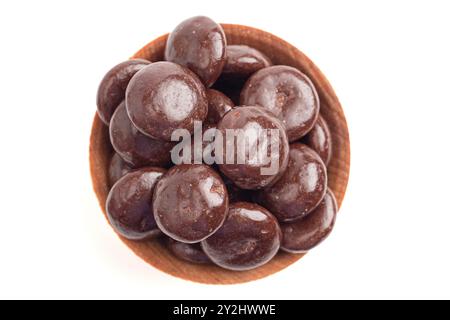 Bonbons à la menthe remplis de crème recouverte de chocolat isolés sur fond blanc Banque D'Images