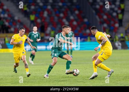 Nicolae Stanciu de Roumanie, Pijus Sirvys de Lituanie et Andrei Burca de Roumanie lors de l'UEFA Nations League, phase de groupes, Ligue C, Groupe C2, match de football entre la Roumanie et la Lituanie le 9 septembre 2024 au Stadionul Steaua de Bucarest, Roumanie Banque D'Images