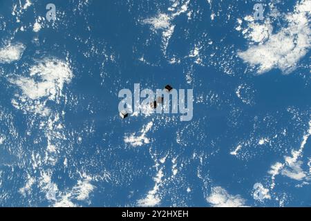 Atmosphère terrestre. 29 août 2024. De minuscules satellites, également connus sous le nom de CubeSats, sont photographiés après avoir été déployés en orbite terrestre à partir d'un petit lanceur orbital de satellites à l'extérieur du module de laboratoire Kibo de la Station spatiale internationale. Les CubeSats ont été livrés à bord du cargo spatial Northrop Grumman Cygnus et serviront à diverses fins éducatives et de recherche pour des organisations publiques et privées du monde entier. (Crédit image : © ESA/Webb/NASA/ZUMA Press Wire) USAGE ÉDITORIAL SEULEMENT! Non destiné à UN USAGE commercial ! Banque D'Images