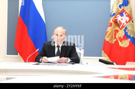 Moscou, Russie. 10 septembre 2024. Le président russe Vladimir Poutine prononce un discours à distance aux membres de l’exercice militaire stratégique « Ocean 2024 » depuis le Centre de situation présidentiel au Kremlin, le 10 septembre 2024 à Moscou, en Russie. L'exercice a lieu dans les océans Pacifique et Arctique et dans les mers Méditerranée, Caspienne et Baltique. Crédit : Alexander Kazakov/Kremlin Pool/Alamy Live News Banque D'Images